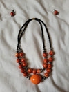 Ensemble de deux colliers et boucles d oreille avec perles oranges