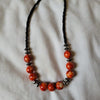 Collier avec perles oranges, fil nylon.