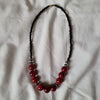 Collier avec perles rouges bordeaux